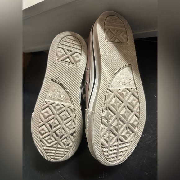 Girls Converse , pink leather high tops. Girls size 2. - Picture 8 of 8